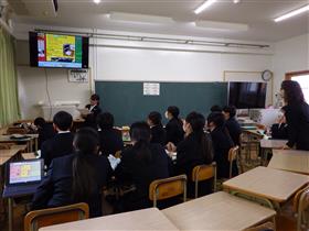 まとめを発表する生徒