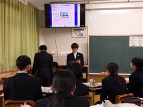 まとめを発表する生徒