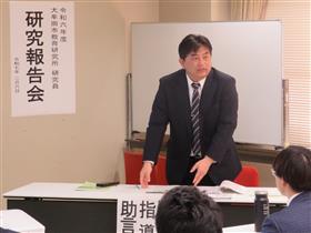 ２年間にわたる吉本研究員の研究成果を評価する下川校長