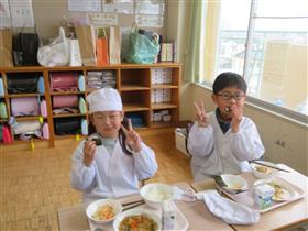 のりを食べる子どもたち