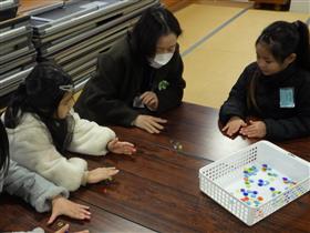 おはじき遊びの様子
