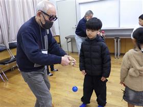 けん玉遊びの様子