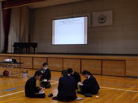 グループで対話する様子