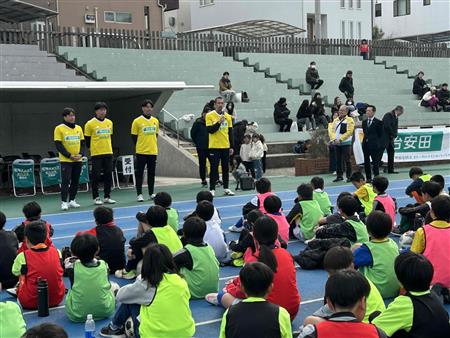 挨拶する選手