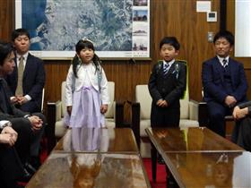 お礼の挨拶をする新1年生
