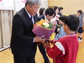 児童から感謝の花束贈呈