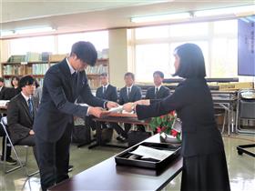 谷本教育長から委嘱状の交付