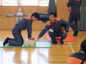 胸骨圧迫のポイントについて説明