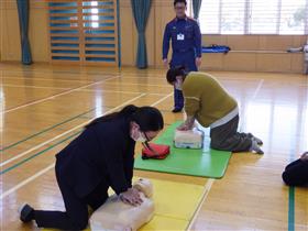 胸骨圧迫の方法で実技訓練