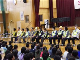 体育館で子どもたちと対面