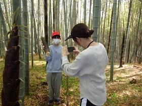 喜びを記録するために撮影をする担任の先生