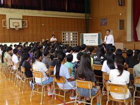 自己紹介をする関市長