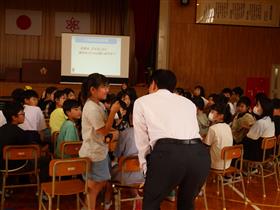 石炭について質問する関市長