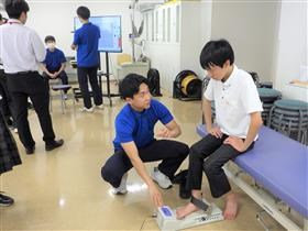 足の指の筋力測定の様子