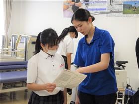 体脂肪や筋肉量の測定後に結果説明を受ける様子