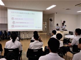 看護学科　学生による説明の様子