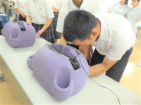 手洗い評価キットで手の汚れを確認する様子