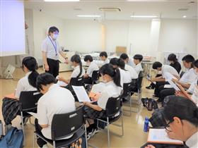 大学教員による説明の様子