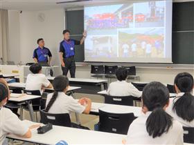 学生による説明の様子