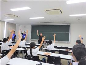 救急に関する３択クイズに挑戦する様子
