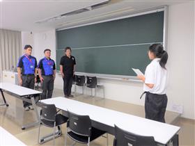 お礼の挨拶をする生徒