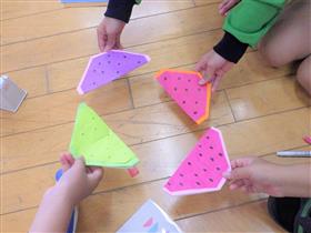 すいか飾りを作る生徒