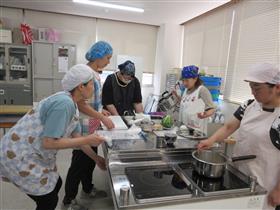 調理実習の様子(1)