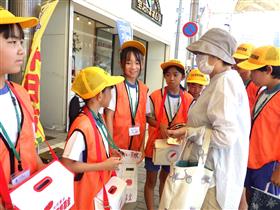 募金してくださった方と会話が弾む様子