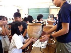 土器に触れる体験
