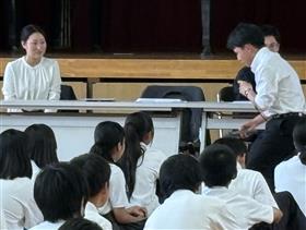 中学生にインタビューする新入社員の方