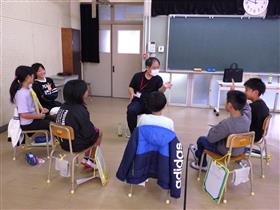 小規模多機能ホームについて説明する宮川さん