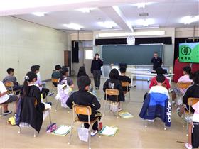 次のステップへ向けて話をする担任の猿渡先生