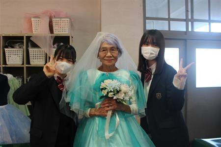 ウエディングドレスを着用するシニアモデルと高校生たち