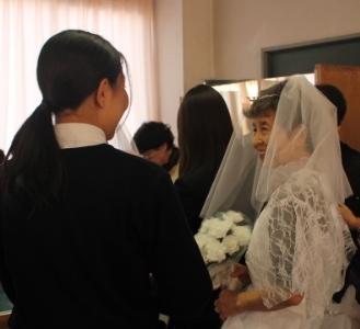 談笑するシニアモデルと高校生