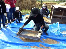 田中さんの作業を見守る児童