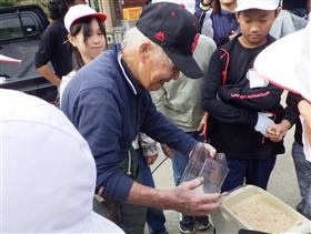 玄米を精米することで米粒と米ぬかが出てくることを知る児童