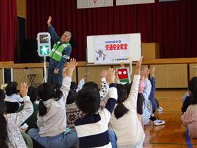 福田さんの問いに応じる子どもたち