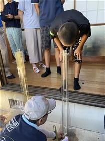 生物教室の透視度測定