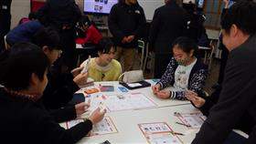 カードを選んでお話作りをする様子