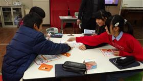 一番すてきなアイデアを選ぶ様子