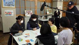 全体交流の前に話し合う様子