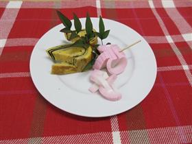 のり入り卵焼きとかまぼこの飾り切り