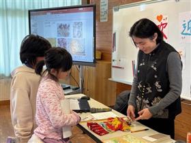 中国の玩具について説明を聞く児童