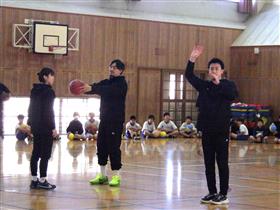 木村さんのリードで手本を示す堤選手