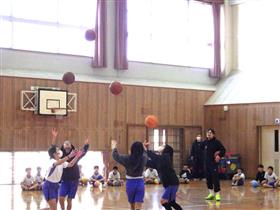 気持ちを合わせてボールを渡す児童