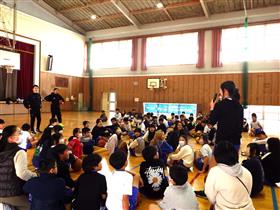 堤選手に質問をする児童