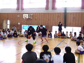 ドリブルカットに挑む児童