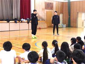 質問に答え、児童に話をする堤選手