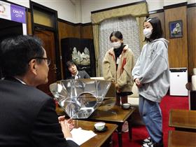 関市長に説明する児童