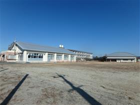 旧駛馬南小学校（運動場西から北東側を撮影）